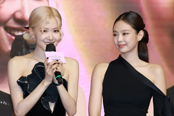 BLACKPINK အဖွဲ့ဝင် ရိုစ့်နဲ့ ဂျင်းနီ နှစ်ဦးစလုံး UK Official Singles Chart စာရင်းထဲ အချိန်ကြာကြာနေရာယူနေ ရိုစ့်နဲ့ ဂျင်းနီ